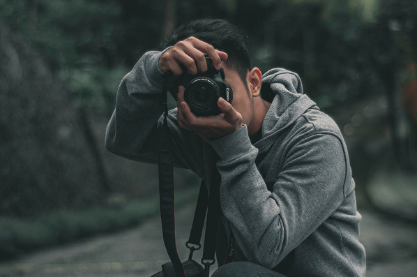 Fotógrafo profesional tomando una foto en la naturaleza