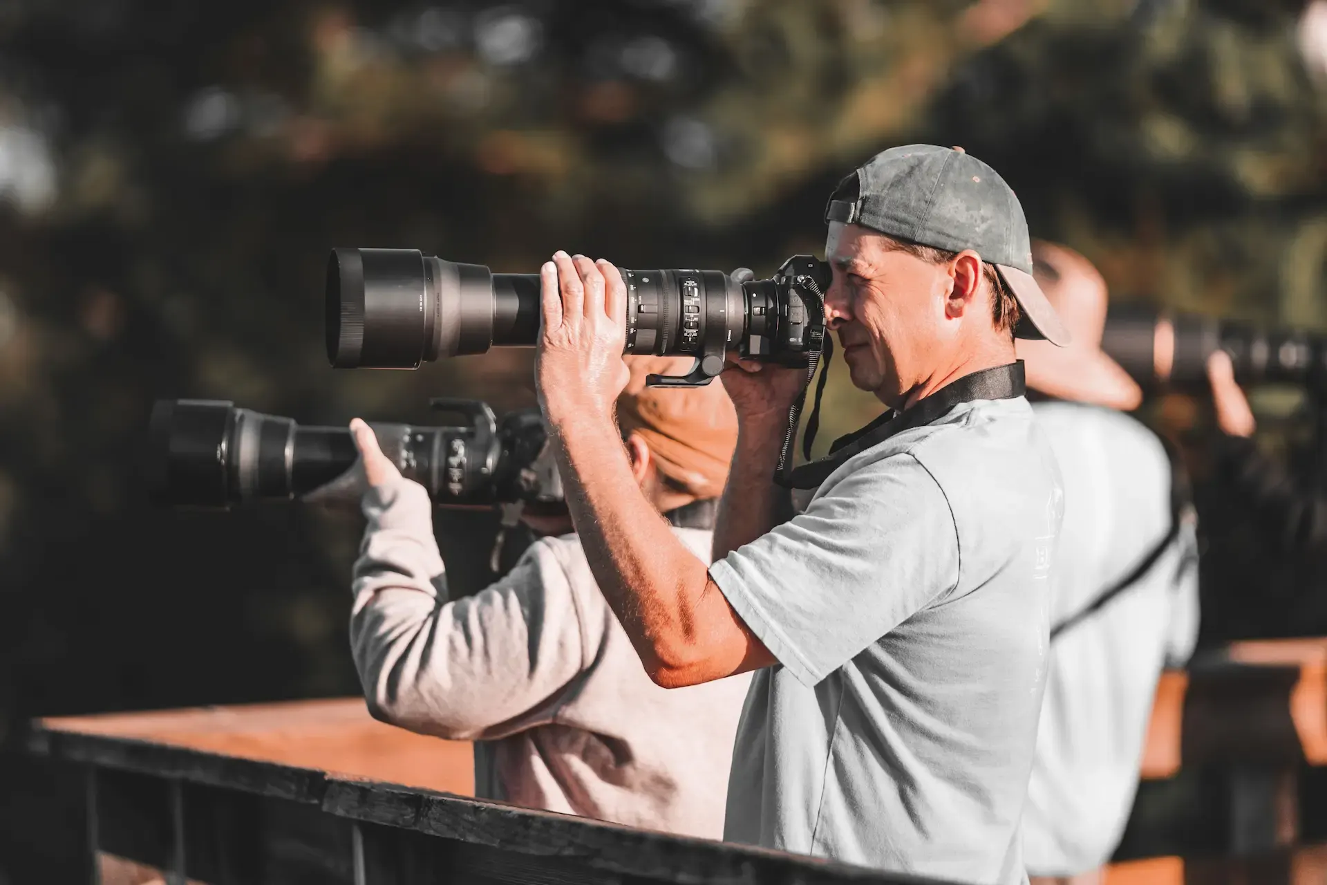 Foto de Alfred GF: https://www.pexels.com/es-es/foto/camara-hombres-fotografia-lente-11845961/